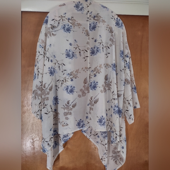 BloomChic Blue and Brown Floral Kimono With 3/4 Length Sleeves. - Picture 2 of 4